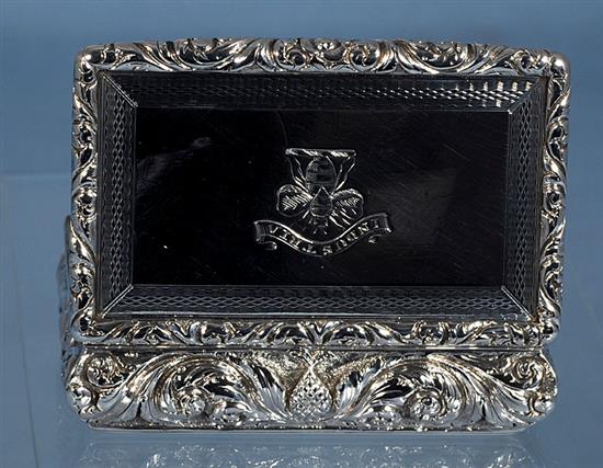 A George IV silver snuff box, by Thomas Shaw, Length 79mm. Weight 3.4oz/107 grams.